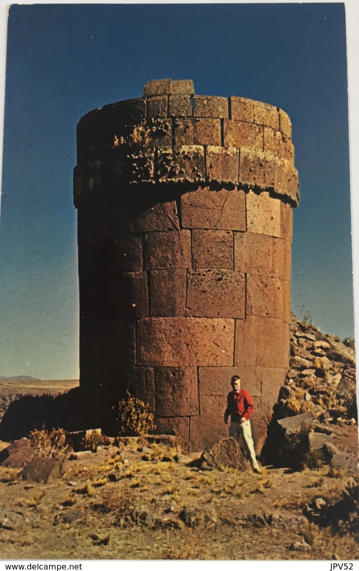 (655) Peru - Chupas De Sillustani - Preinca Tombs - Een Toerist - Pérou