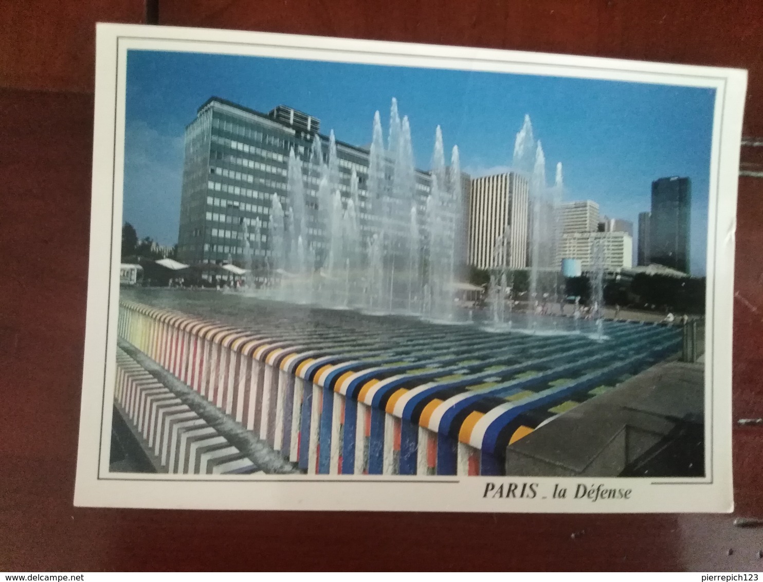 92 - La Défense - Les Jets D'eau De La Fontaine De Yaacov AGAM, Sur Fond De Tours - La Defense