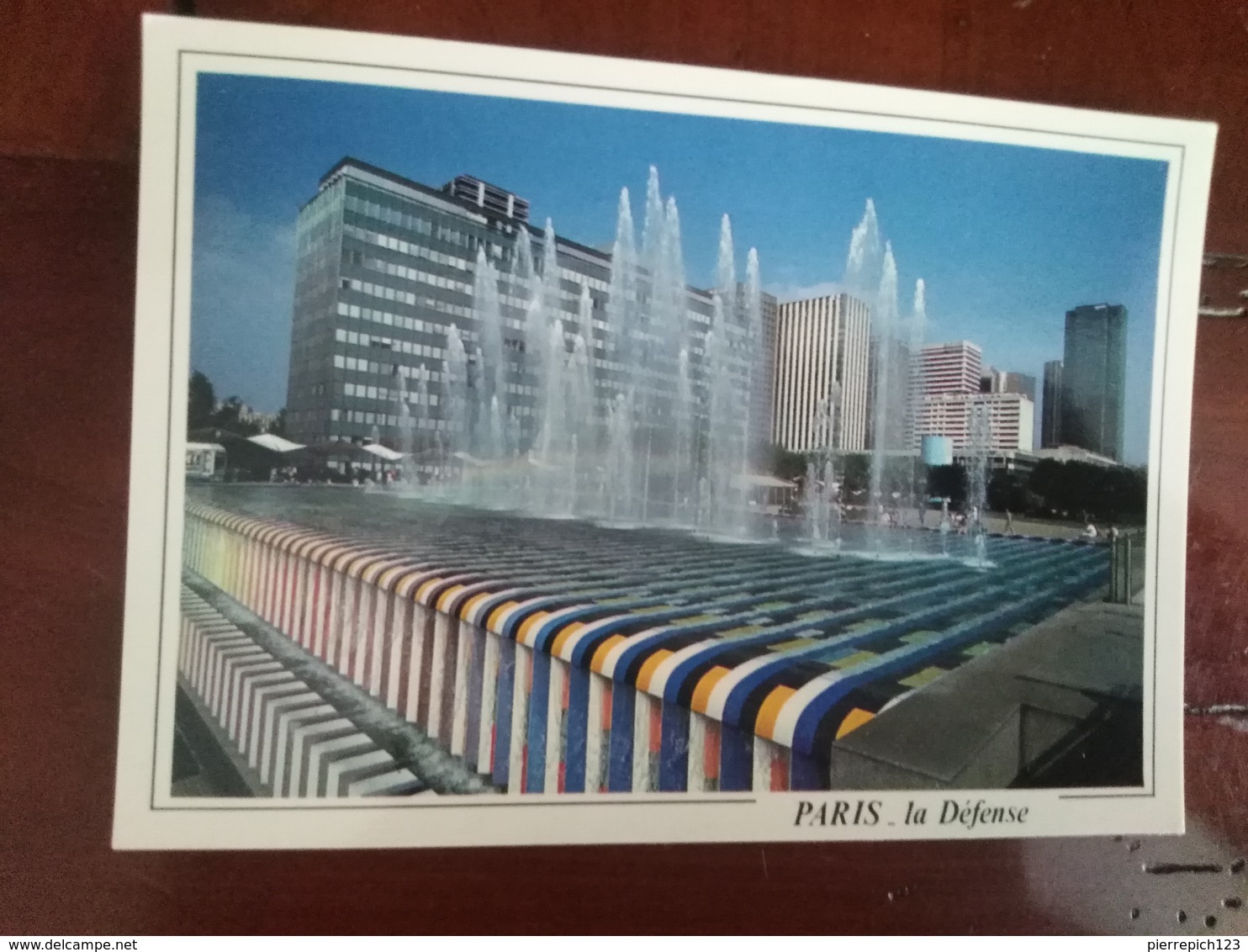 92 - La Défense - Les Jets D'eau De La Fontaine De Yaacov AGAM, Sur Fond De Tours - La Defense