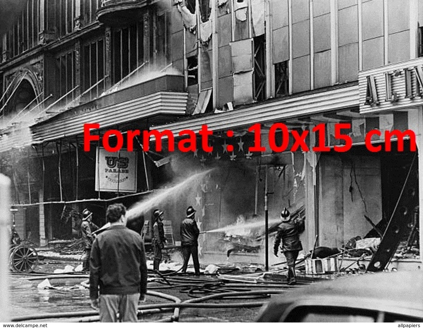 Reproduction D'une Photographie Ancienne de Pompiers Luttant Contre Un Incendie Rue Neuve à Bruxelles En 1967 - Autres & Non Classés