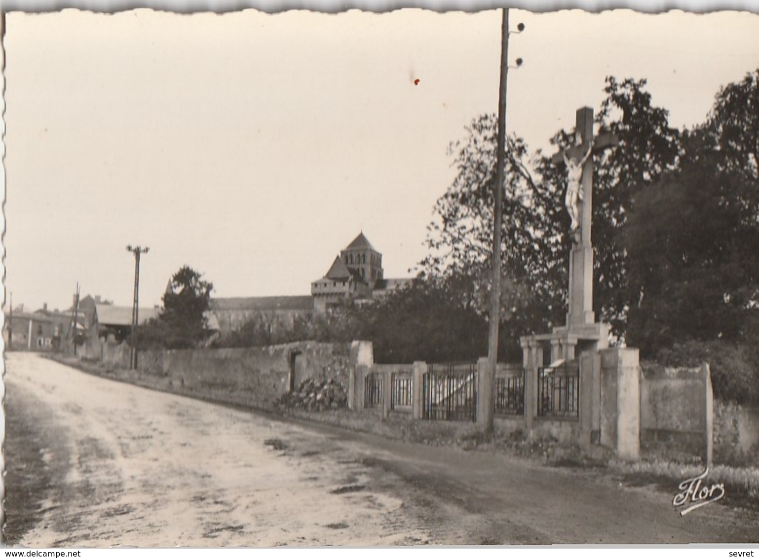 SAINT-JOUIN DE MARNES. - L'Arrivée Par La Route De Poitiers. Cliché Pas Courant - Saint Jouin De Marnes