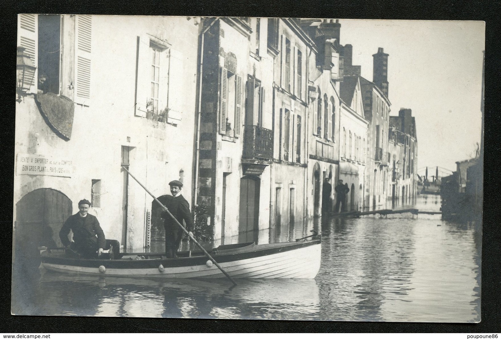 44 CPA ANCENIS CARTE-PHOTO - INONDATIONS 1910 - RUE DES TONNELIERS  - CANOE BATEAU ANIMATION++++ - Ancenis