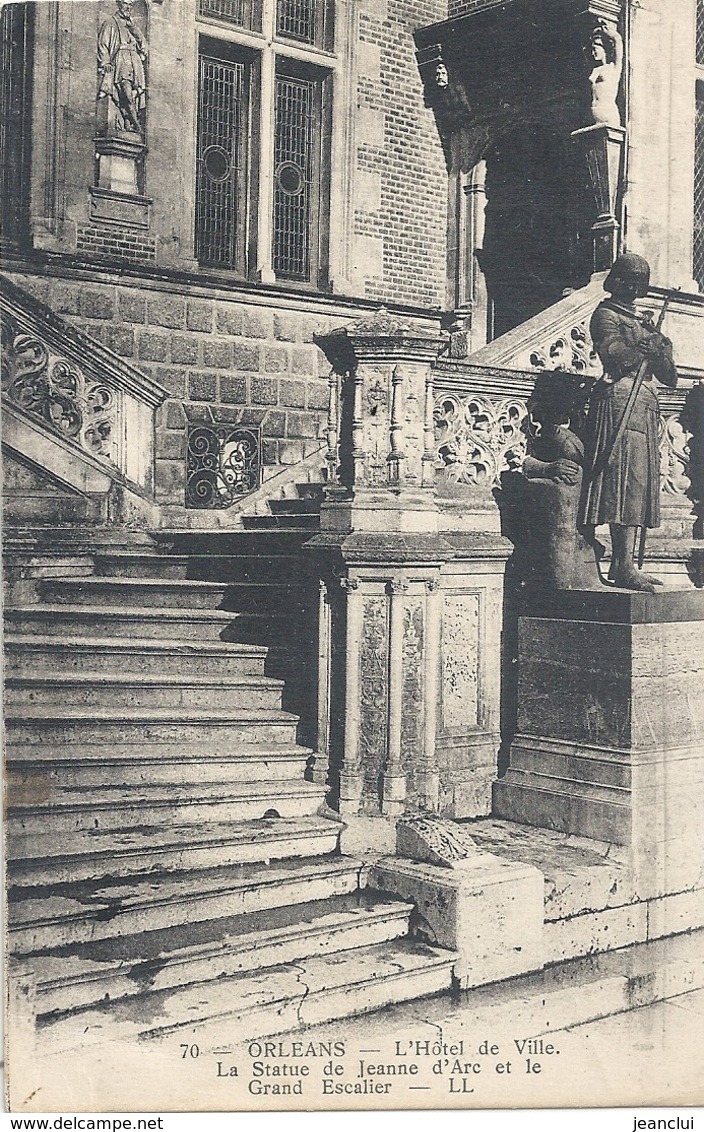 ORLEANS . L'HOTEL DE VILLE . LA STATUE DE JEANNE D'ARC ET LE GRAND ESCALIER . AFFR AU VERSO LE 5-9-1930 .2 SCANES - Orleans