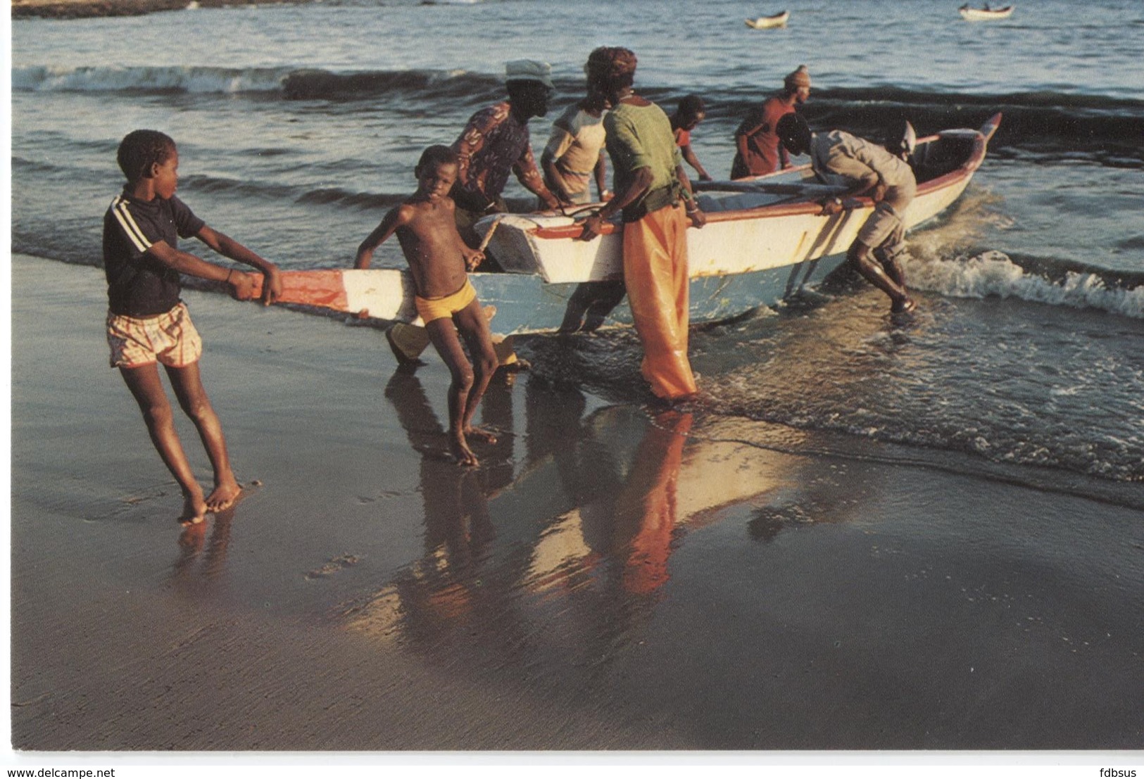 1989 Dakar -  Soumbedioune Baie  Baai  Bay  - Gens Avec Bateau - Photo Y Delacourt - - Sénégal