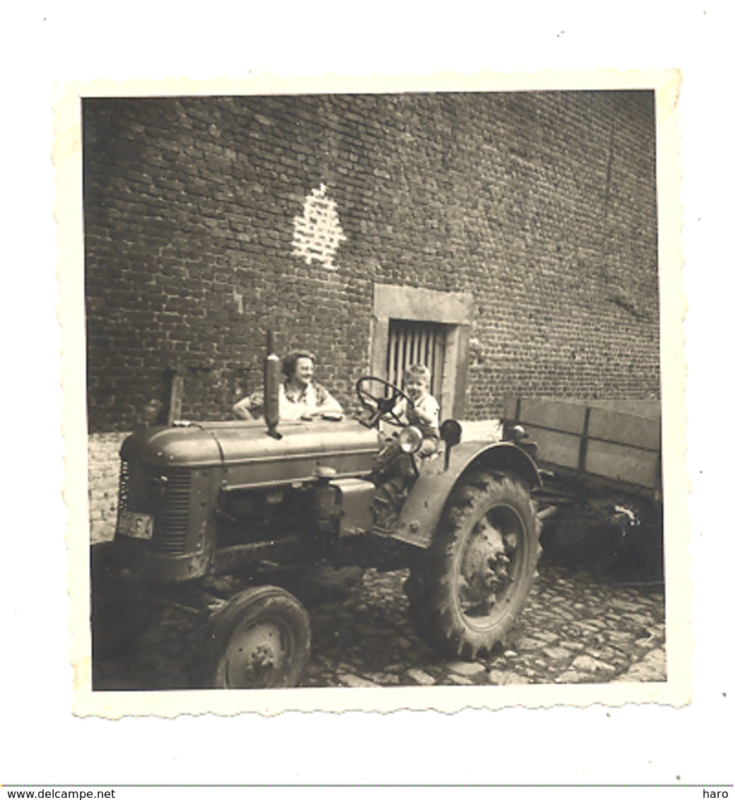 Photo ( 8 X 8 Cm ) Ferme, Enfant Conduisant Un Tracteur, Oldtimer , Agriculture, Métier (b254) - Lieux