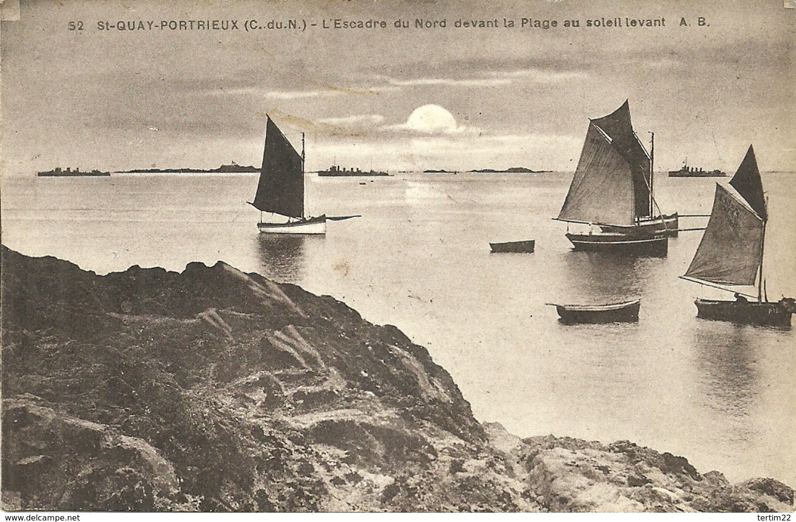 (BRETAGNE)(22  COTES DU NORD)(ST QUAY PORTRIEUX ) L ESCADRE DU NORD DEVANT LA PLAGE AU SOLEIL LEVANT - Gouézec