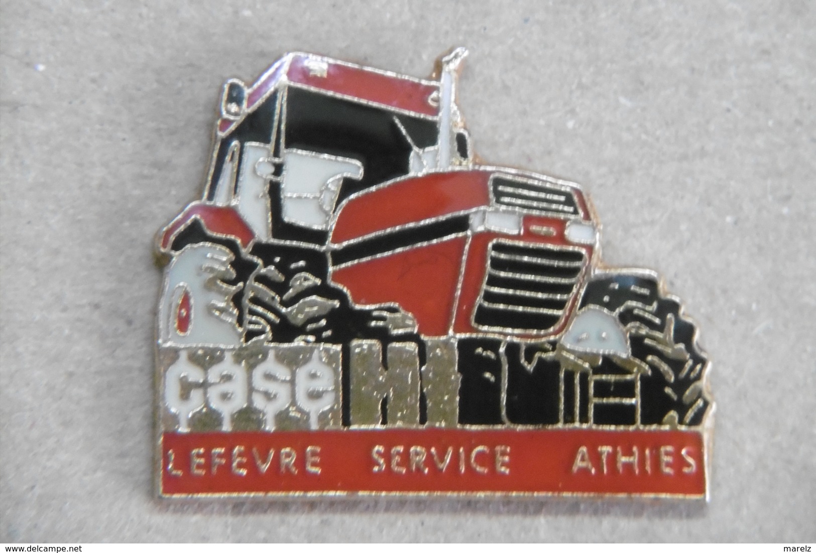 Pin's - Agriculture - Engin Agricole Tracteur "CASE" LEFEVRE SERVICE ATHIES - Autres & Non Classés