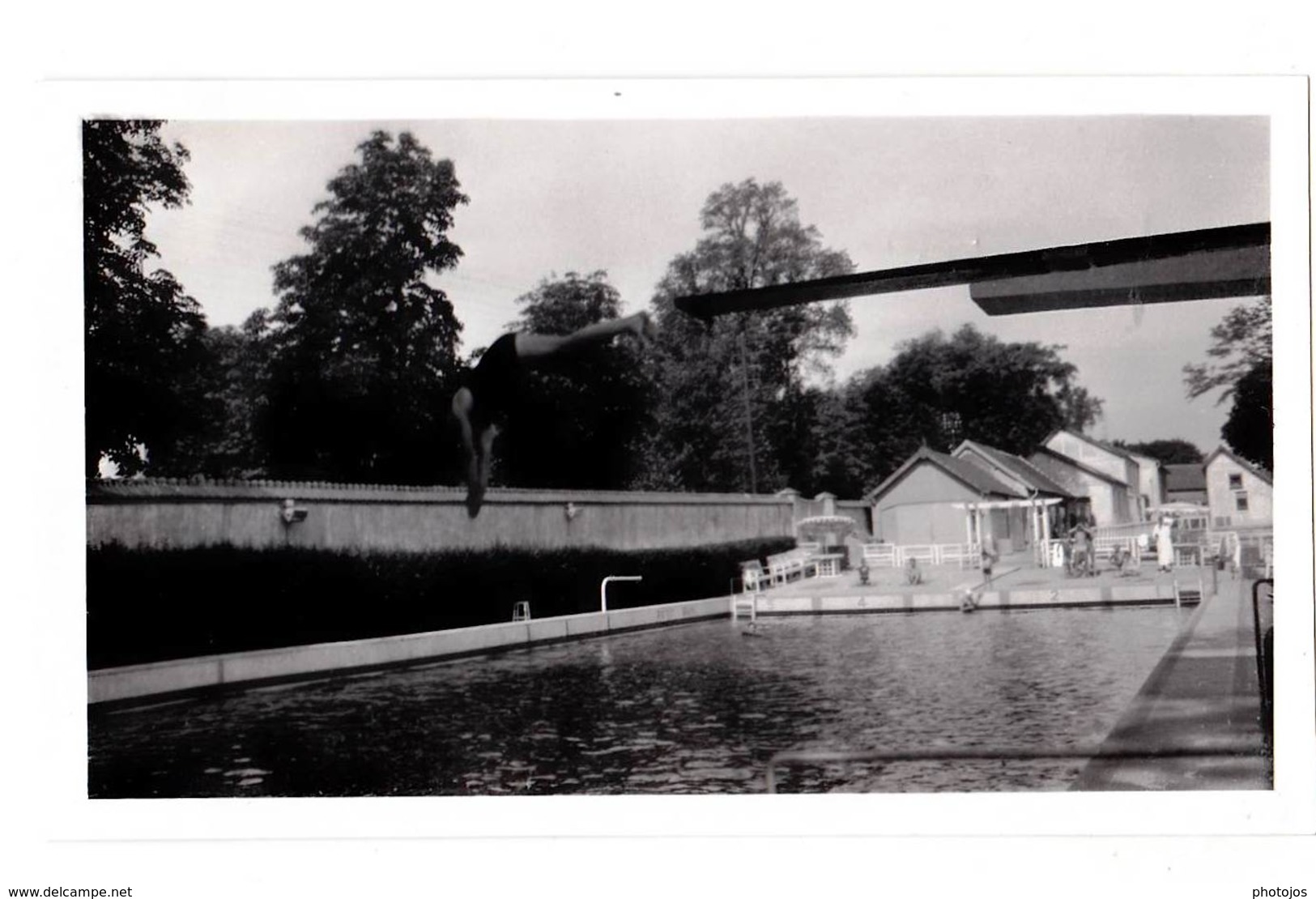 2 Photos : La Piscine De La Croix De Berny  (92) Avec  Plongeoir Animée  En    1933 - Lieux