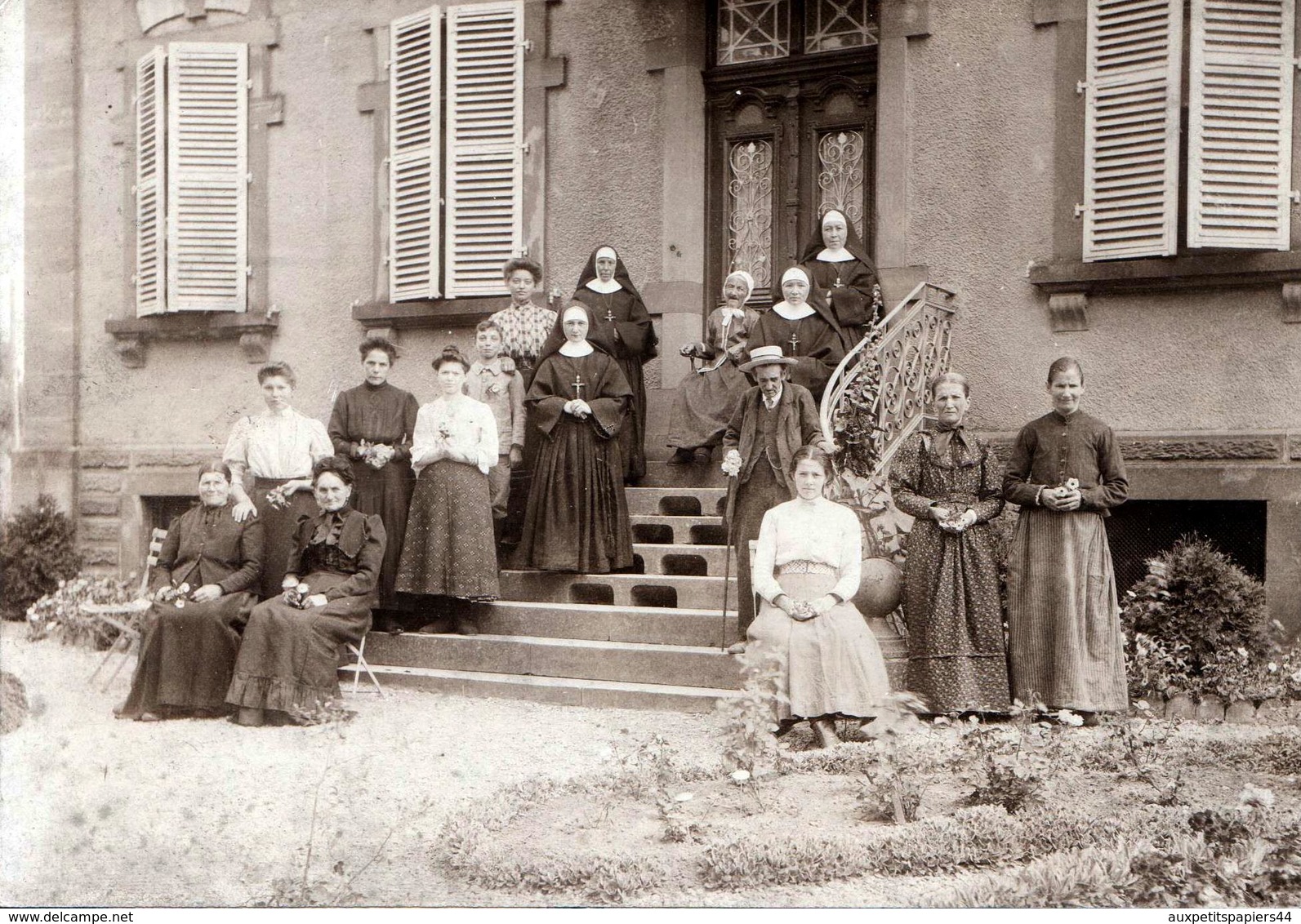 Grand Tirage Photo Albuminé Cartonné Bonne Soeur Travaillant à L'Hospice & Ses Vieux Vers 1900 Maison Retraite - Métiers