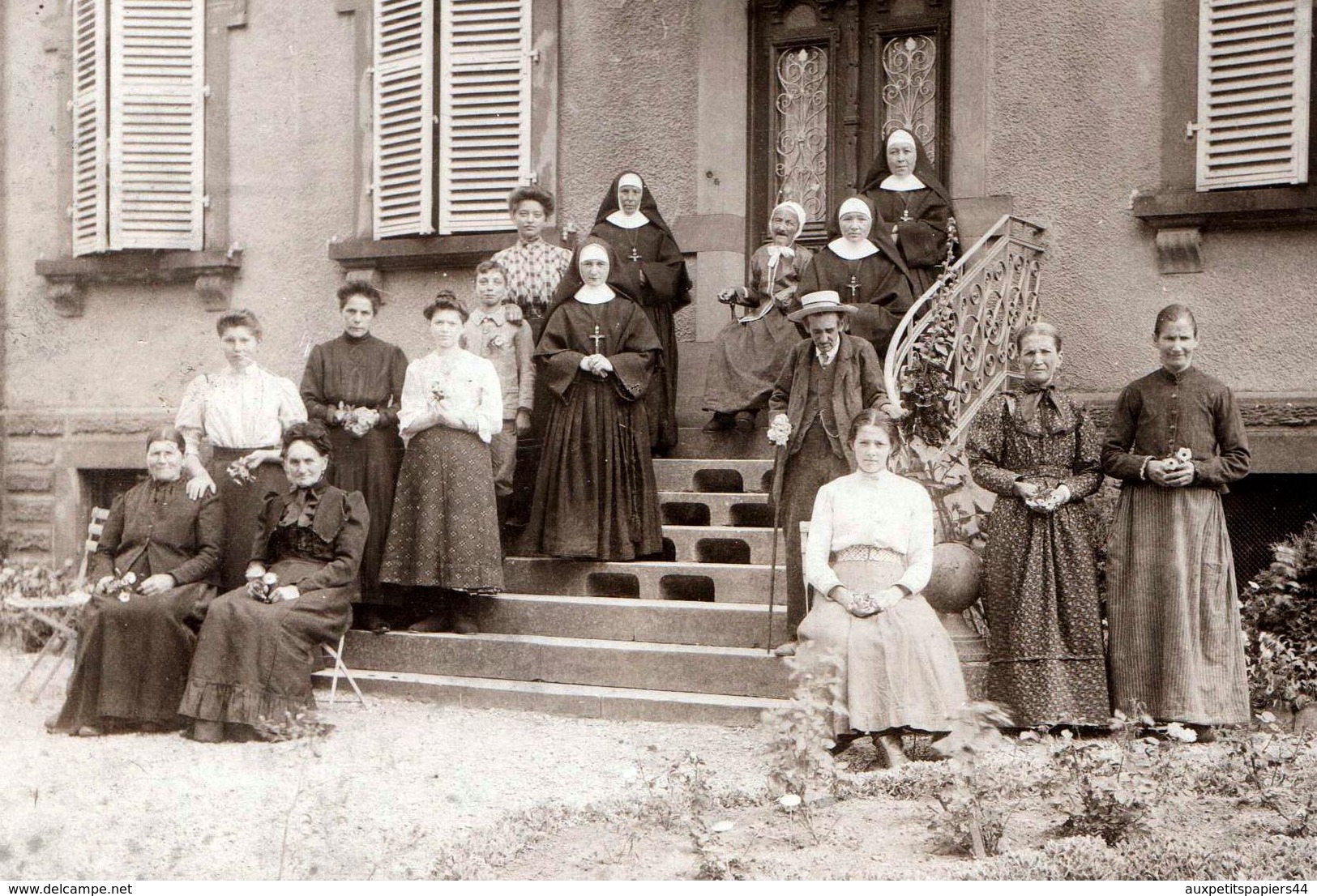 Grand Tirage Photo Albuminé Cartonné Bonne Soeur Travaillant à L'Hospice & Ses Vieux Vers 1900 Maison Retraite - Métiers