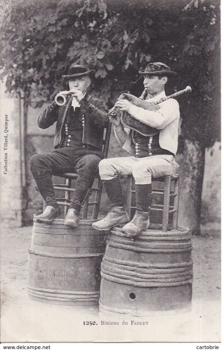 Dépt 56 - Binious Du FAOUËT - Musiciens Populaires Traditionnels Assis Sur Des Tonneaux - Le Faouet