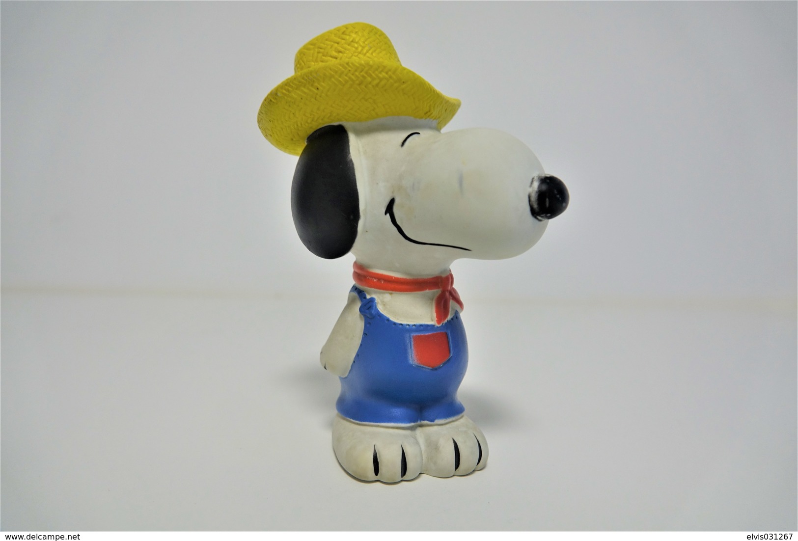 PIEPER POUET SQUEAKY: SNOOPY FARMER - L=16 - *** - TAIWAN - United Feature Syndicate Inc - 1966 - Rubber - Vinyl - Schtroumpfs