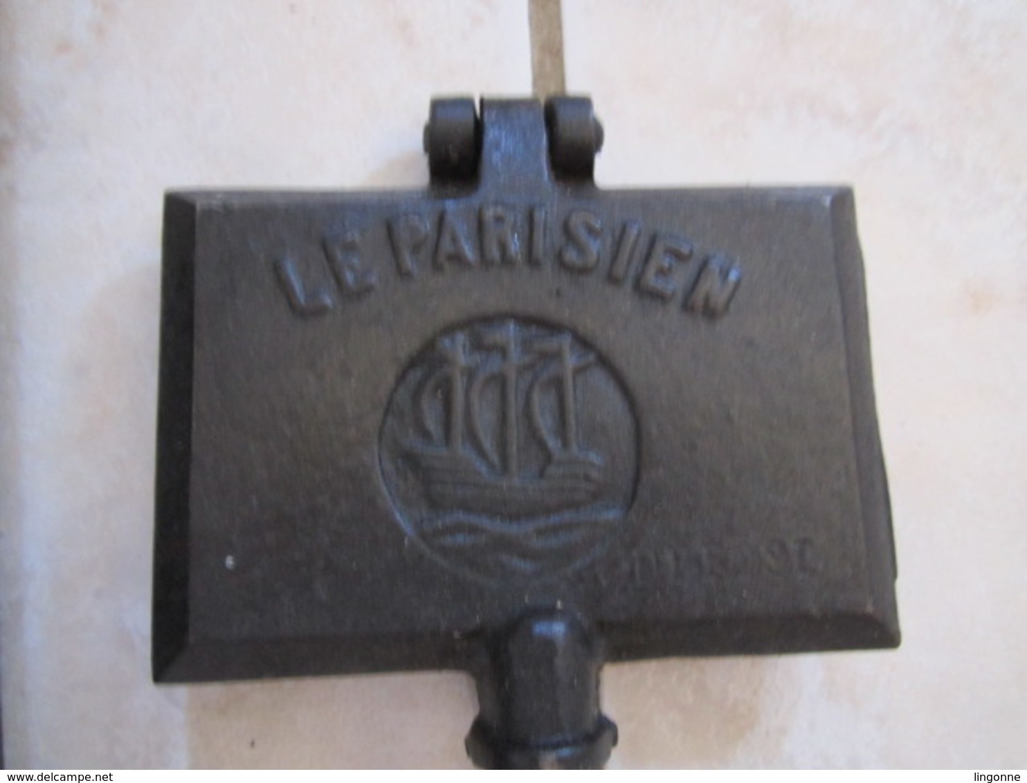 RARE PETIT GAUFRIER Rectangle LE PARISIEN 7 X 10,5 Cm Plus Petit Qu'une Gaufre  Long Avec Manche En Bois : 35 Cm Poids : - Art Populaire