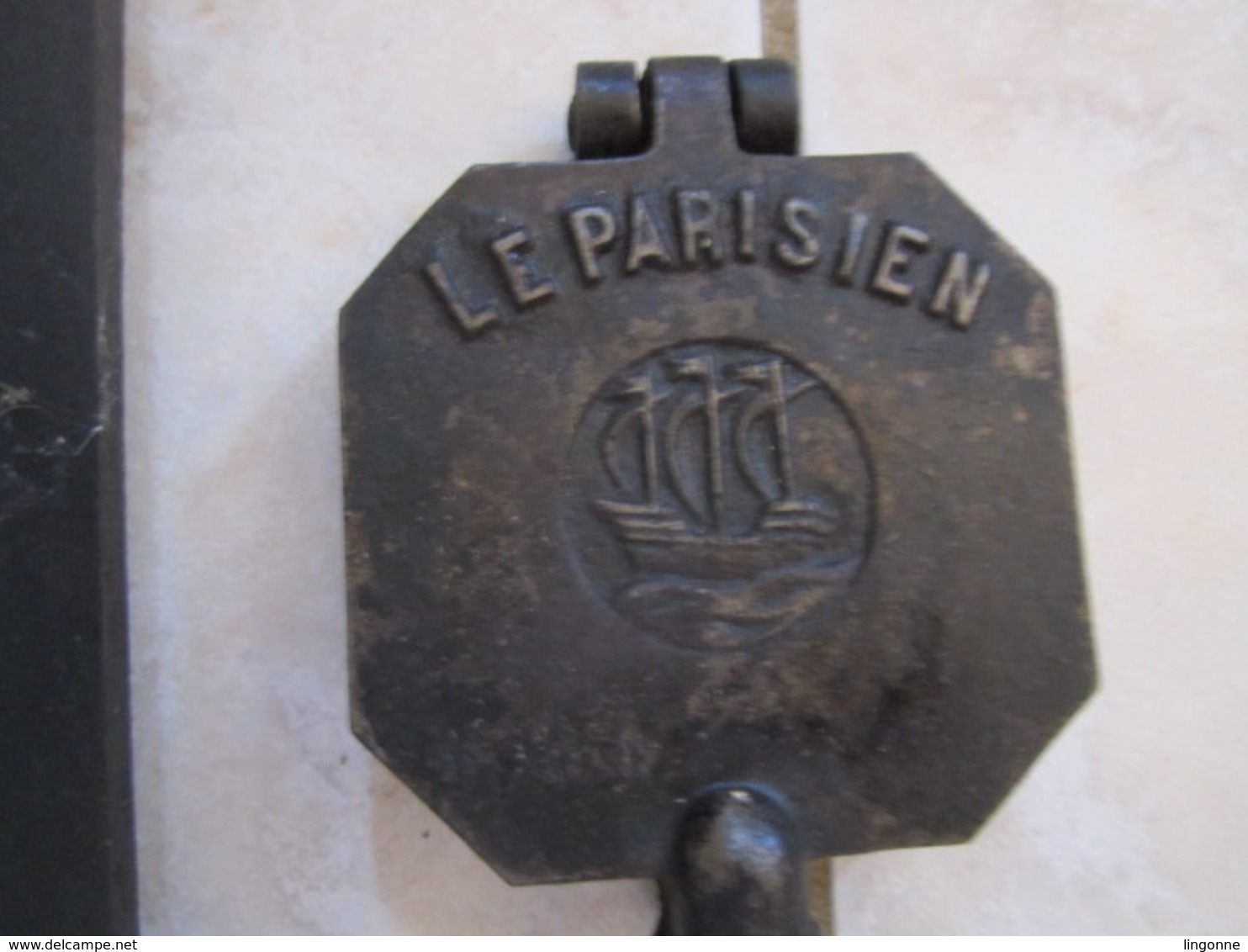 RARE PETIT GAUFRIER Carré LE PARISIEN 8,5 cm env Plus petit qu'une Gaufre  Long avec manche en bois : 37 cm Poids : 800