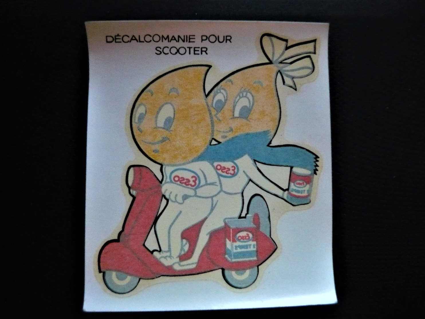 Rare Et Ancien Décalcomanie Pour Scooter  Esso Station Service Pub Vespa Et  Mascotte Goutte D'huile - - Autres & Non Classés