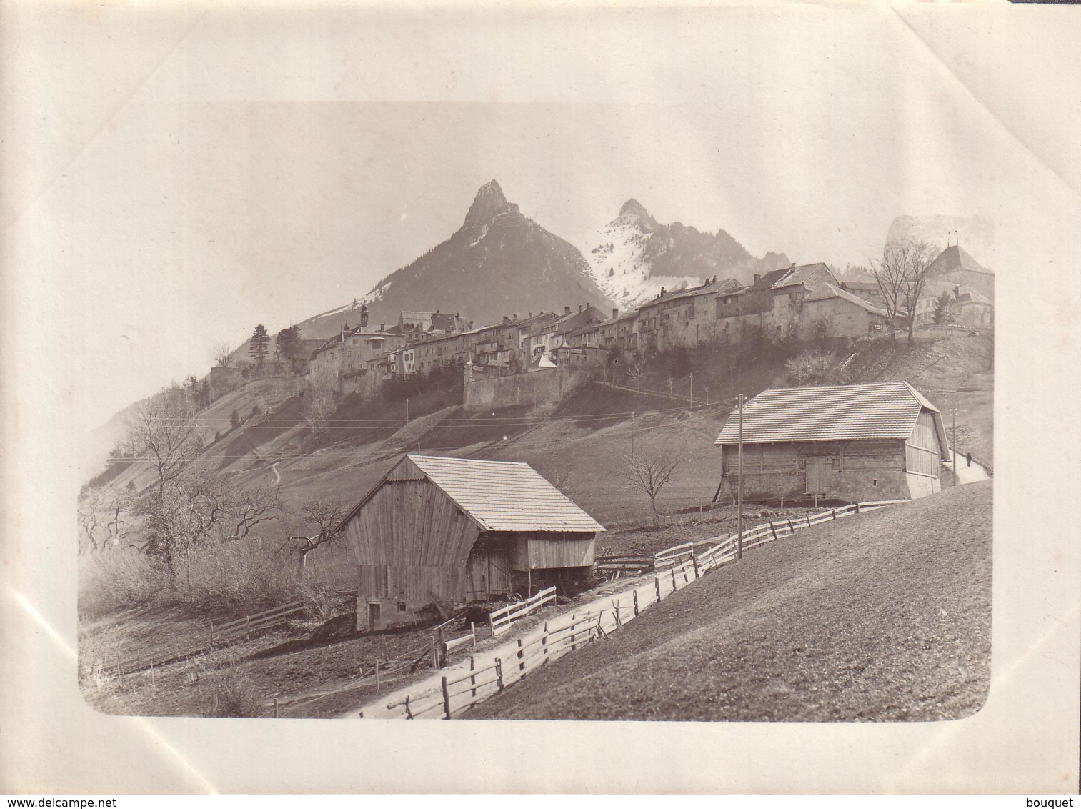 SUISSE , SAVOIE , HAUTE SAVOIE OU ENVIRONS DE SIXT , A VERIFIER  ?? - PHOTO NON SITUEE - VILLAGE , CHALET , FERME - Lieux