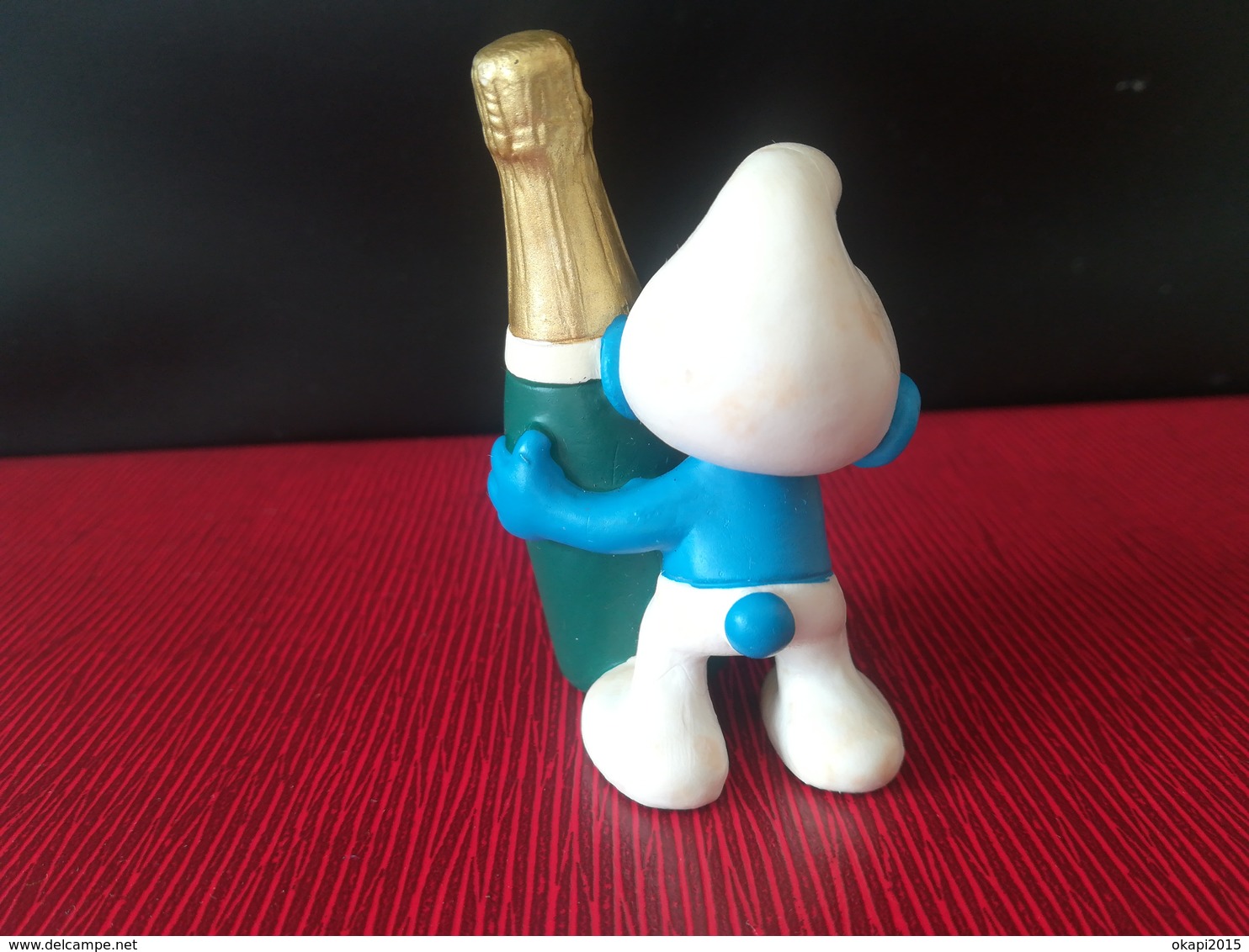 FIGURINE SCHTROUMPF QUI SOUHAITE UN "HAPPY SMURFDAY" PEYO MADE IN GERMANY OBJET DÉRIVÉ BANDE DESSINÉE - Figurines En Plastique