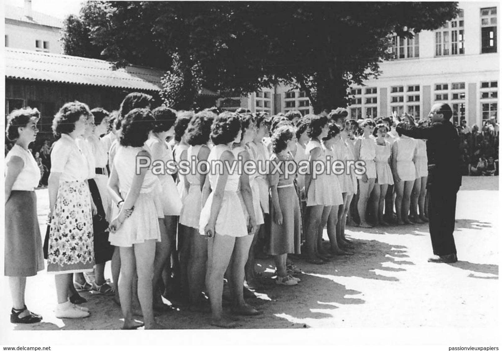 PHOTO   ROYAN  FETE SCOLAIRE ?   ECOLIERES ECOLE JULES FERRY  FIN ANNEES 40 (début 50 ?) - 4 CHANT - Royan