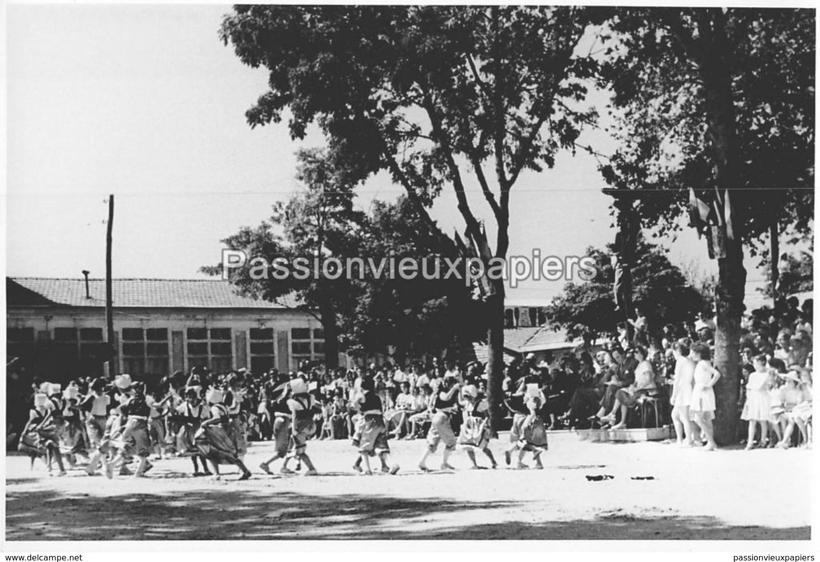 PHOTO   ROYAN  FETE SCOLAIRE ?   ECOLIERES ECOLE JULES FERRY  FIN ANNEES 40 (début 50 ?) - 5 DANSES - Royan