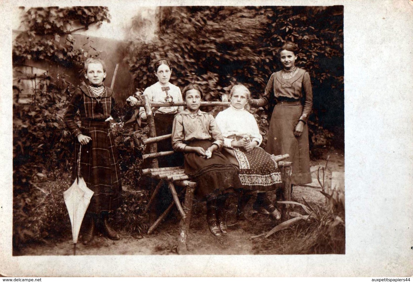 Carte Photo Originale De 5 Jeunes Femmes Adolescentes Sur Un Banc Vers 1900/1910 - Emilie Mit Schirm U Tramdinen - Personnes Anonymes
