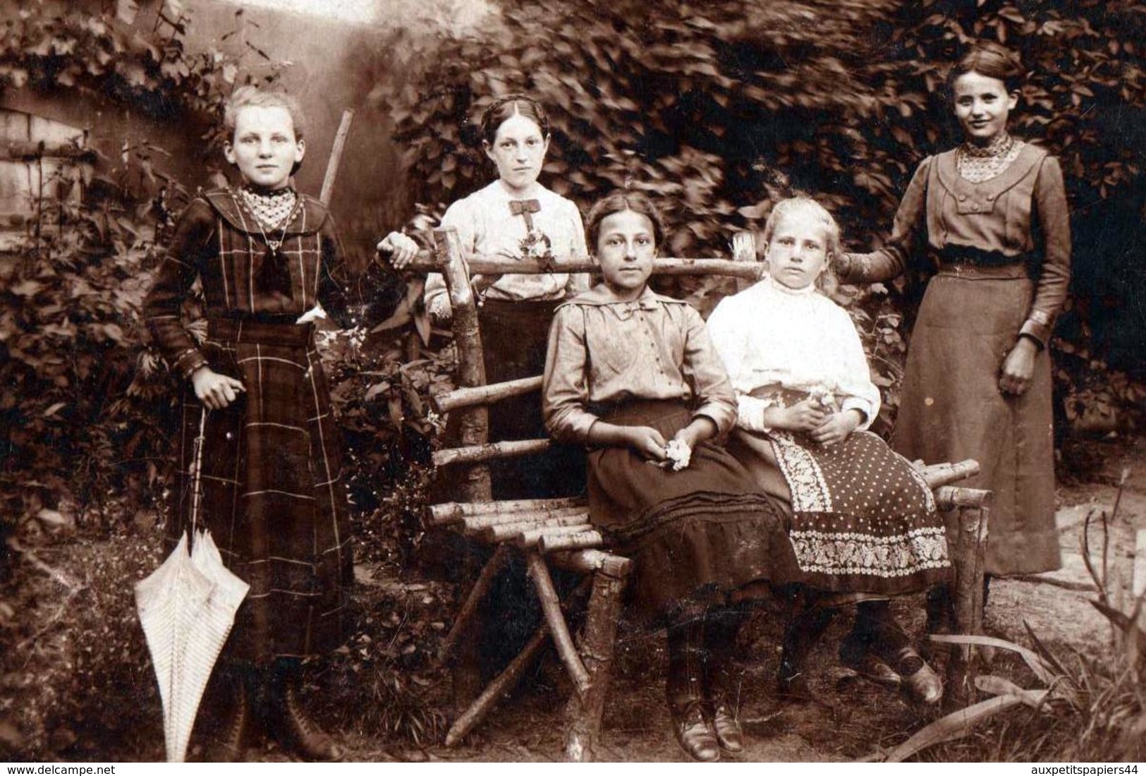 Carte Photo Originale De 5 Jeunes Femmes Adolescentes Sur Un Banc Vers 1900/1910 - Emilie Mit Schirm U Tramdinen - Personnes Anonymes