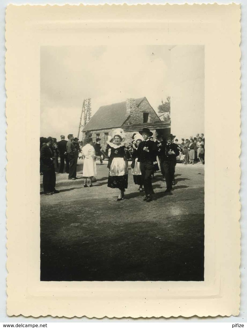 Bretagne . Fête Des Filets Bleus à Concarneau . Août 1956 . Danse Bretonne . - Lieux