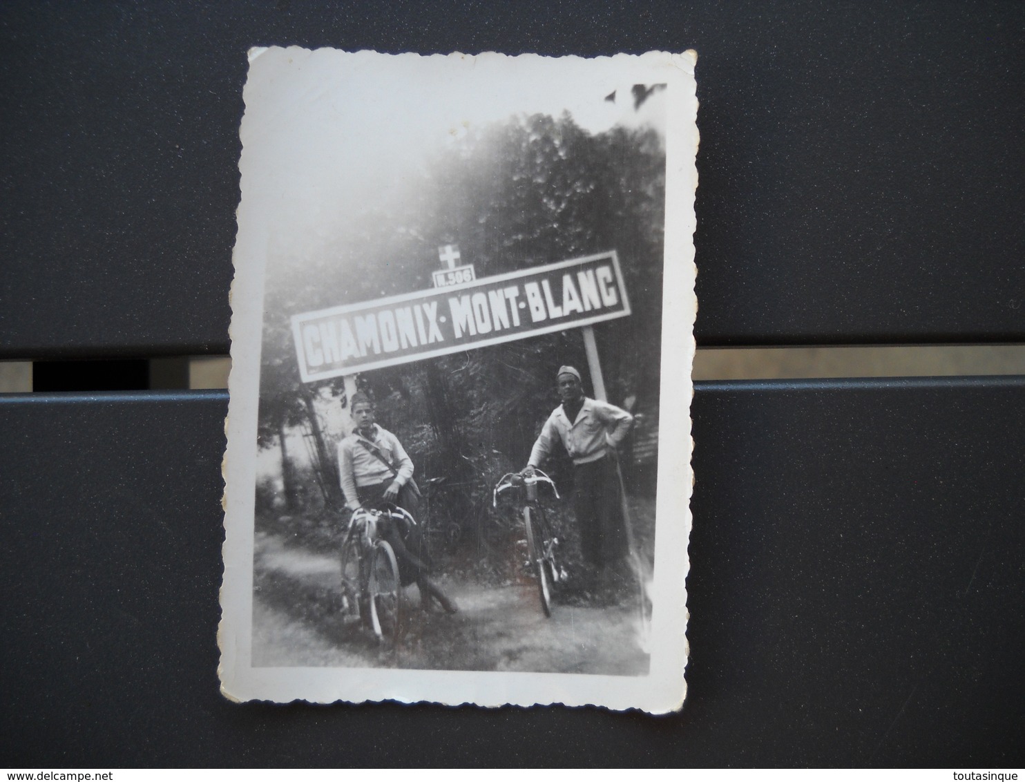 Chamonix 74 . Photo De 2 Cyclistes Devant Le Panneau Chamonix-mont-blanc En 1938 . 8,8 X 6,2 Cm . 2 Photos . - Luoghi