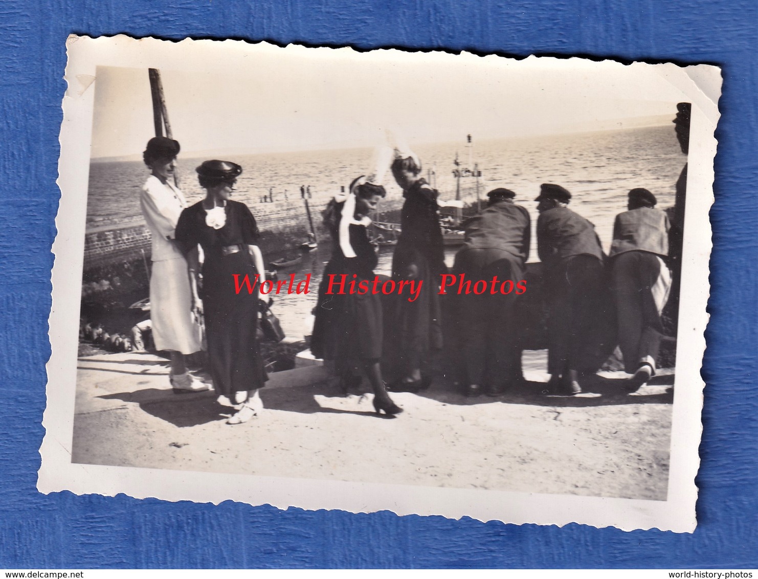 Photo Ancienne Snapshot - TREBOUL - Au Port - 1937 - Homme & Femme - Mode Robe Coiffe Folklore Bretagne - Bateaux