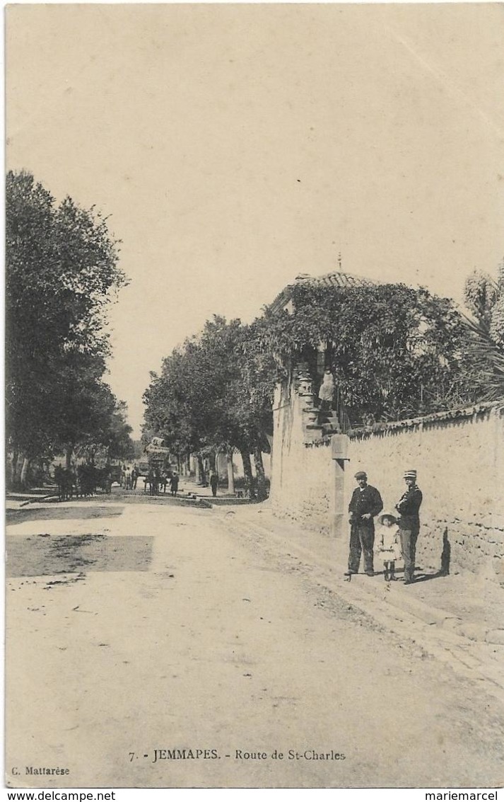 ALGERIE  - JEMMAPES-ROUTE DE ST CHARLES -2 Hommes & Une Fillette Sur Le Trottoir à Droite-Nombreuses Charrettes-calèches - Other & Unclassified