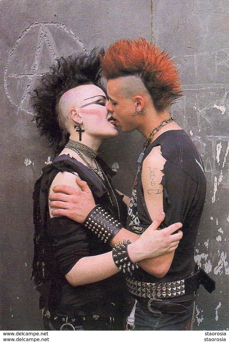 THE KISS  ( Punks S'embrassant Sur La Bouche - Baiser Fougueux ) - Photo Philip Nelson - Autres & Non Classés
