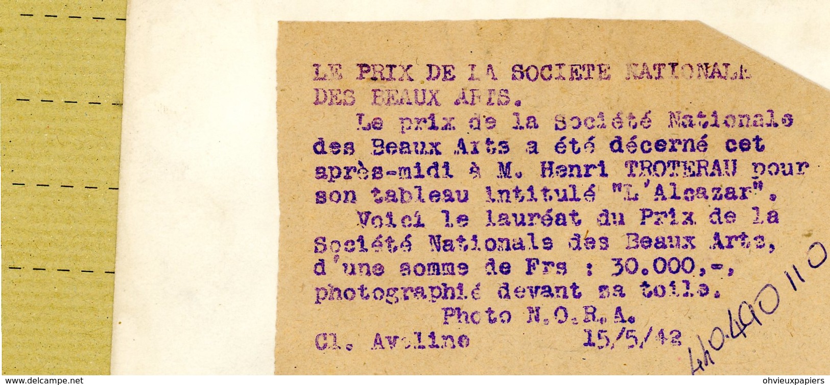 La France Sous Le Régime De Vichy . HENRI TROTEREAU  Devant Sa Toile " L'alcazar " Le Prix De La Société Des Beaux Arts - Guerre, Militaire