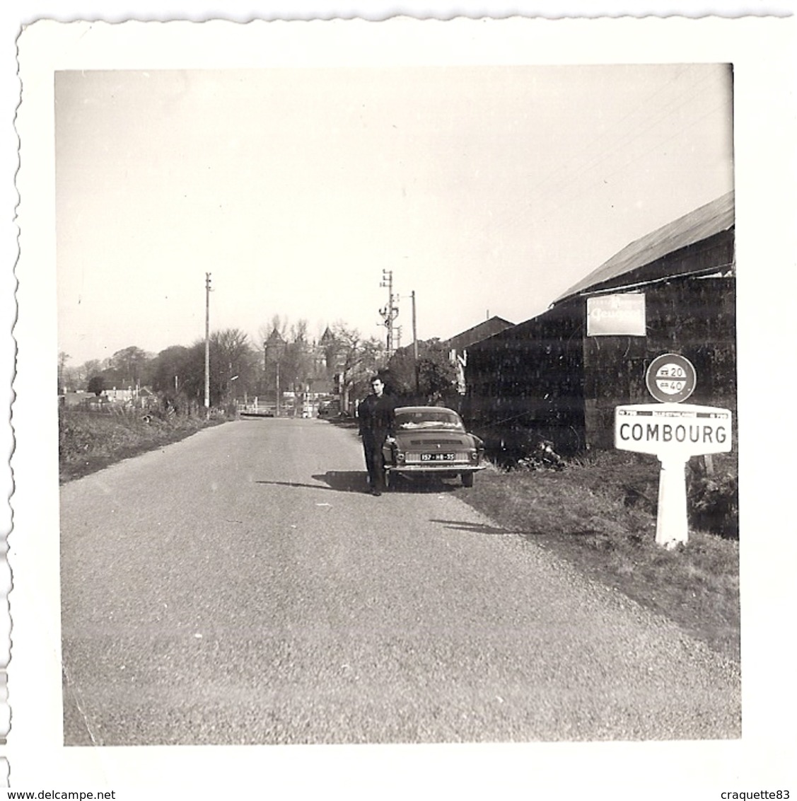 COMBOURG  ENTREE DU VILLAGE  "LE CHATEAU" -  FLORIDE STATIONNEE APRES LE PANNEAU    "PEUGEOT"    MARS 63 - Lieux