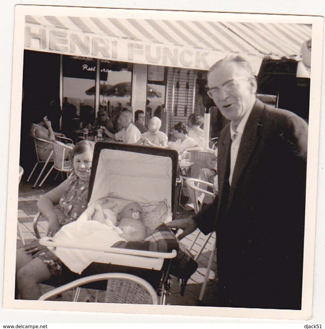 Photographie Amateur / Blanckenberg (Belgique) / Couple, Bébé, Landau / Café HENRI FUNCK / 1969 - Lieux