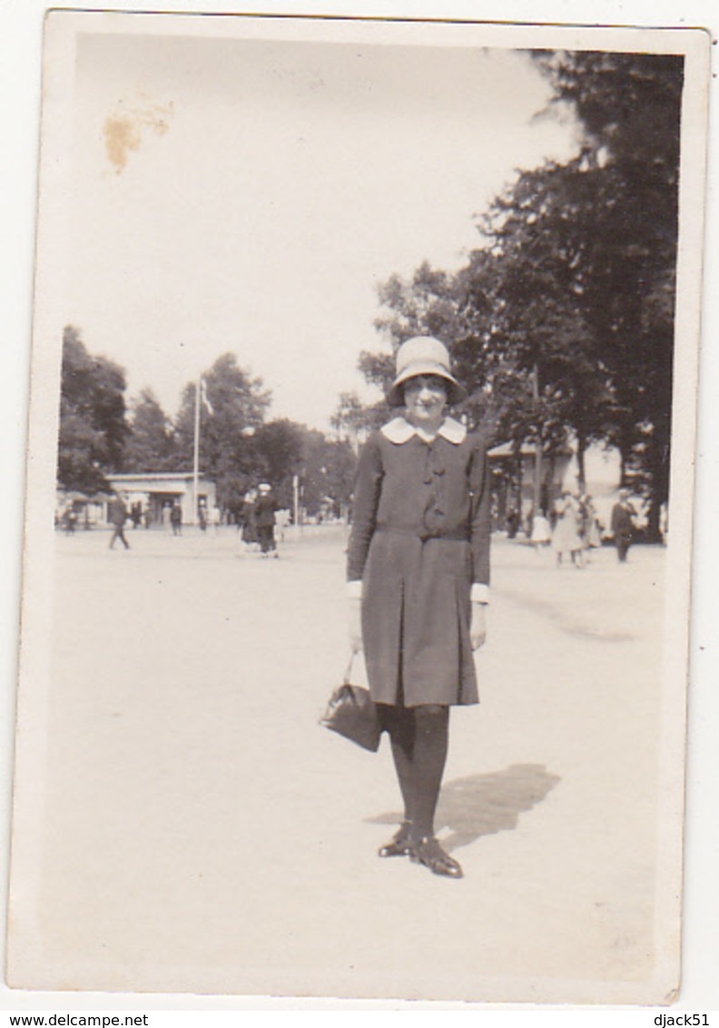 Photographie / Foto / Femme à L'Exposition D'Anvers - 1930 - Lieux