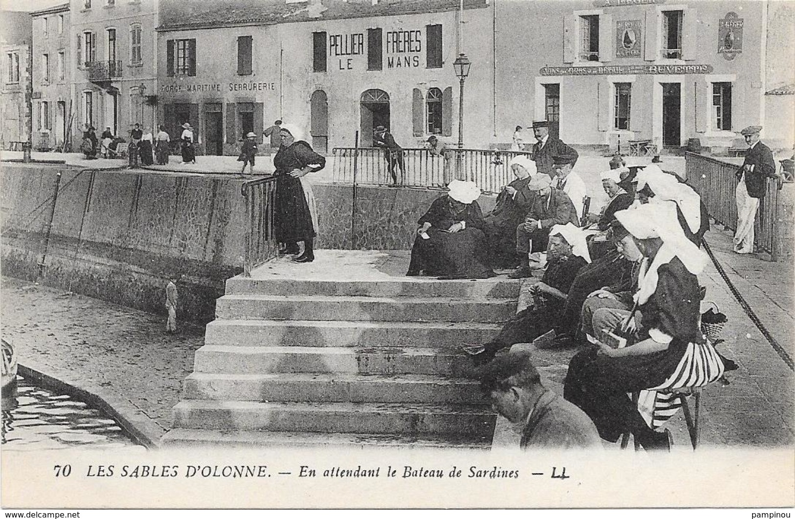 85 LES SABLES D'OLONNE - En Attendant Le Bateau De Sardines -  Animée - Sables D'Olonne