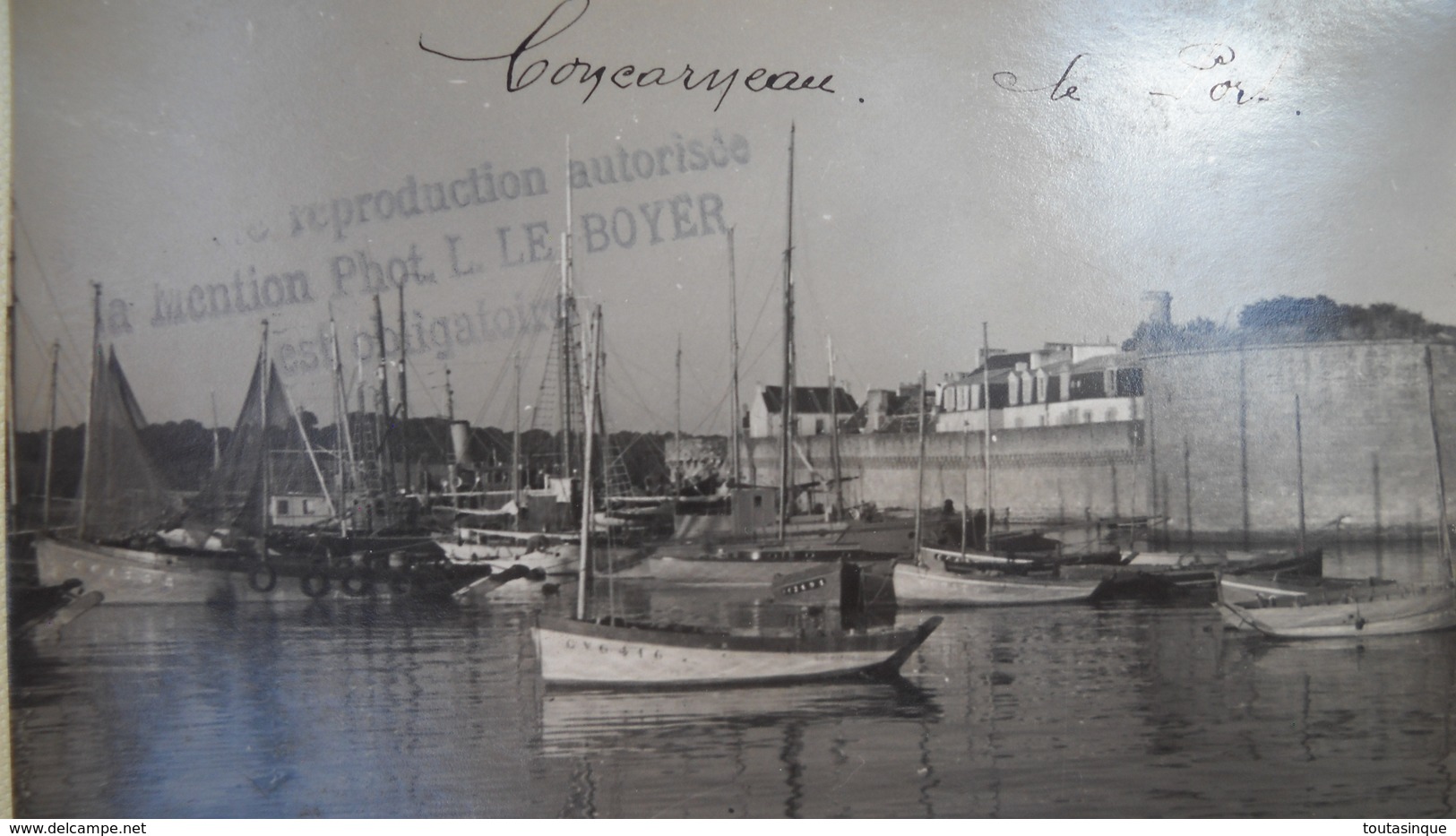 P2. Concarneau , 29 . 2 Photos  .pecheurs Et Vue Du Port  . Photos " L. Le Boyer " . 5  Scans . - Luoghi