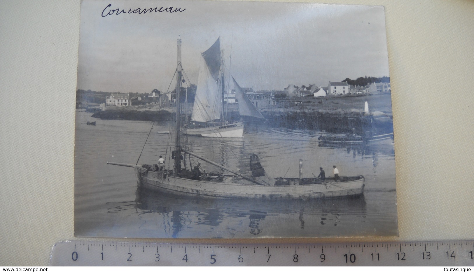 P2. Concarneau , 29 . 2 Photos  .pecheurs Et Vue Du Port  . Photos " L. Le Boyer " . 5  Scans . - Luoghi