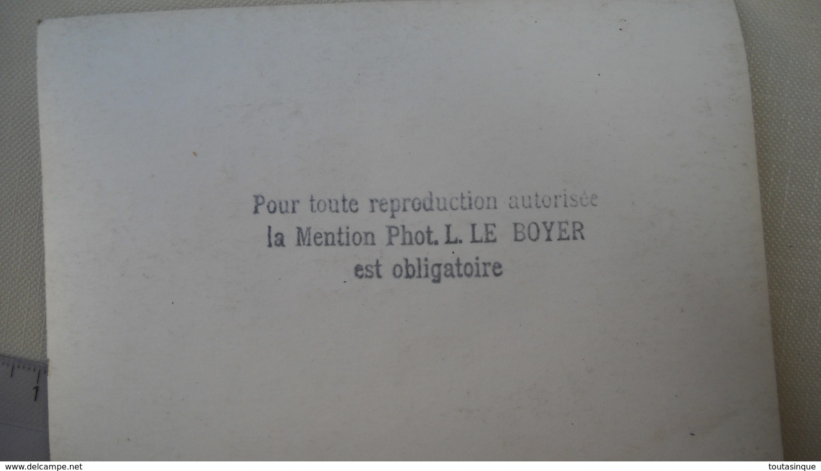 P2. Concarneau , 29 . 2 Photos  .pecheurs Et Vue Du Port  . Photos " L. Le Boyer " . 5  Scans . - Luoghi