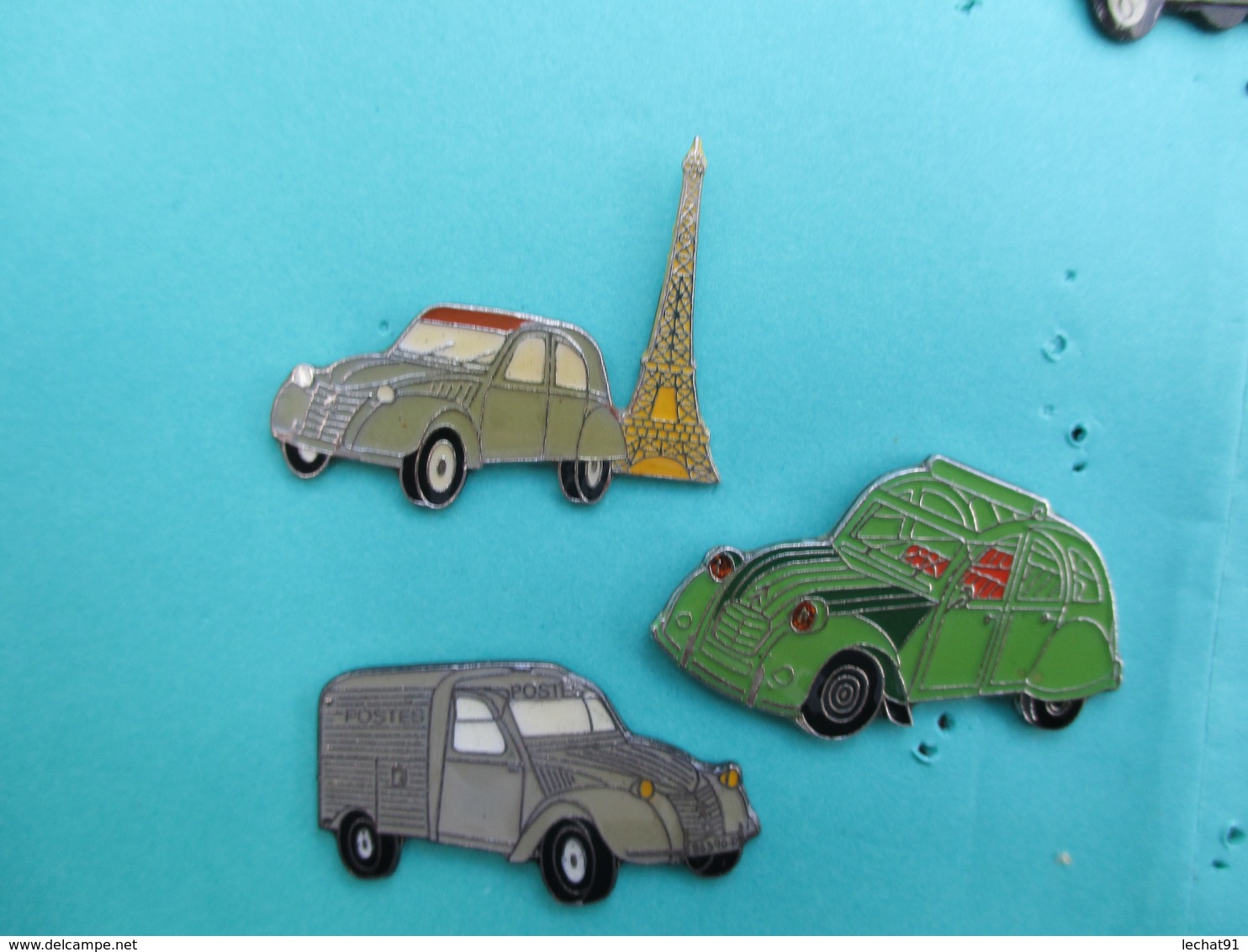 Lot De 3 Pins 2 Cv Citroen , Dont La Commerciale Avec Inscription POSTES - Citroën