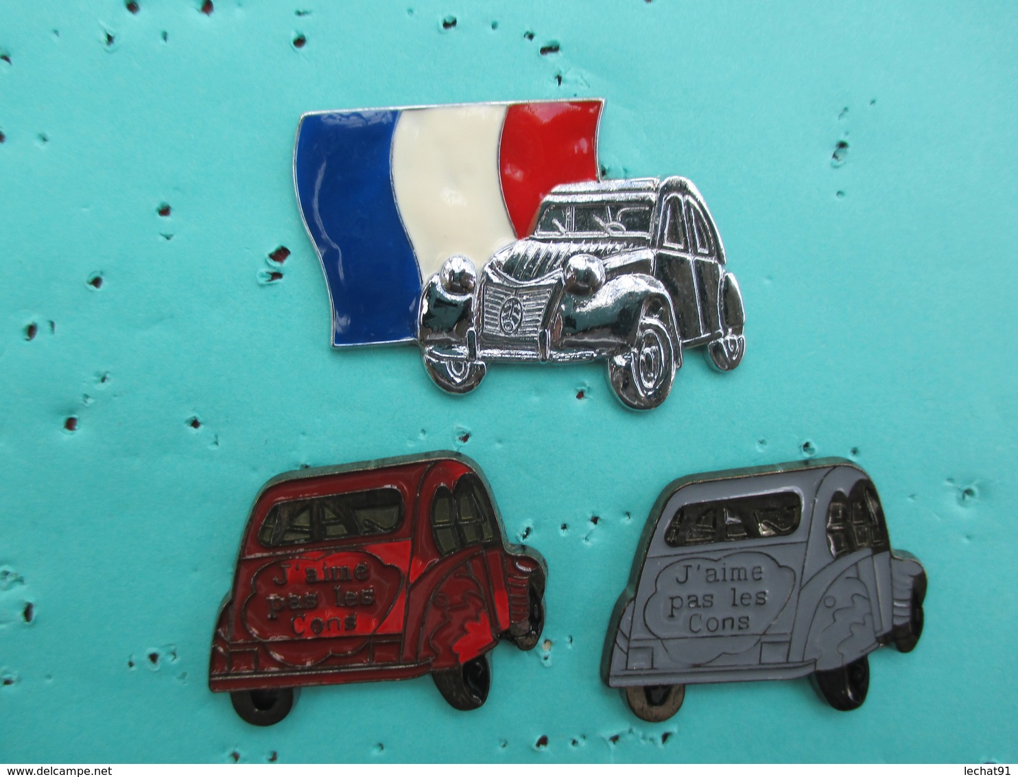 Lot De 3 Pins  Citroen , 2 Cv , " J'aime Pas Les Cons " Et Drapeau Francais - Citroën