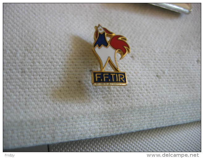 Pin's  De La Fédération Francaise De TIR (FFTIR). Coq Aux Copuleurs De La France - Tir à L'Arc