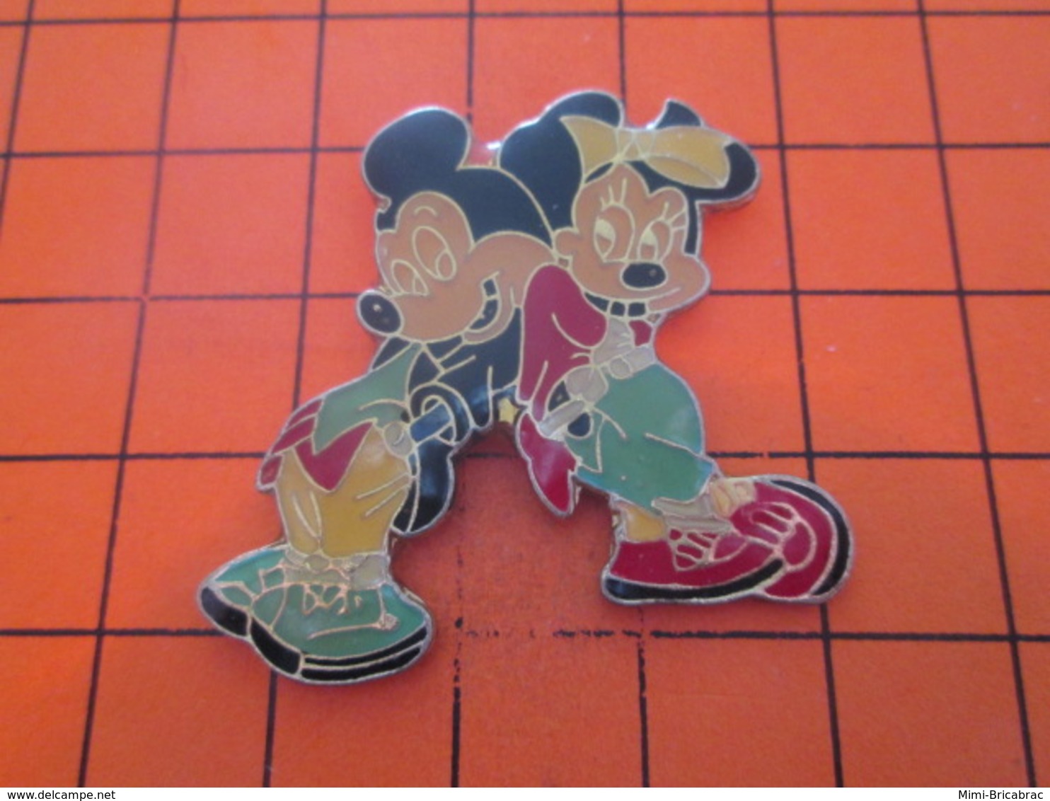 817 PIN'S PINS / Rare Et De Belle Qualité ! / Thème : DISNEY / GRAND PIN'S MICKEY ET MINNIE - Disney