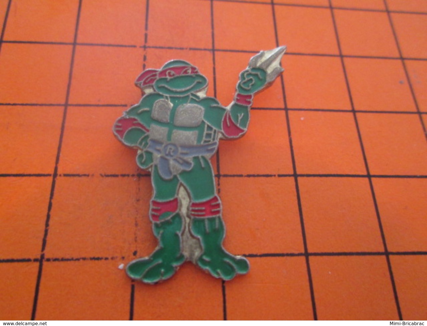 413A PIN'S PINS / Rare Et De Belle Qualité ! / Thème : CINEMA / DESSIN ANIME TORTUE NINJA AVEC UN COUTEAU A PIZZA - Cinéma