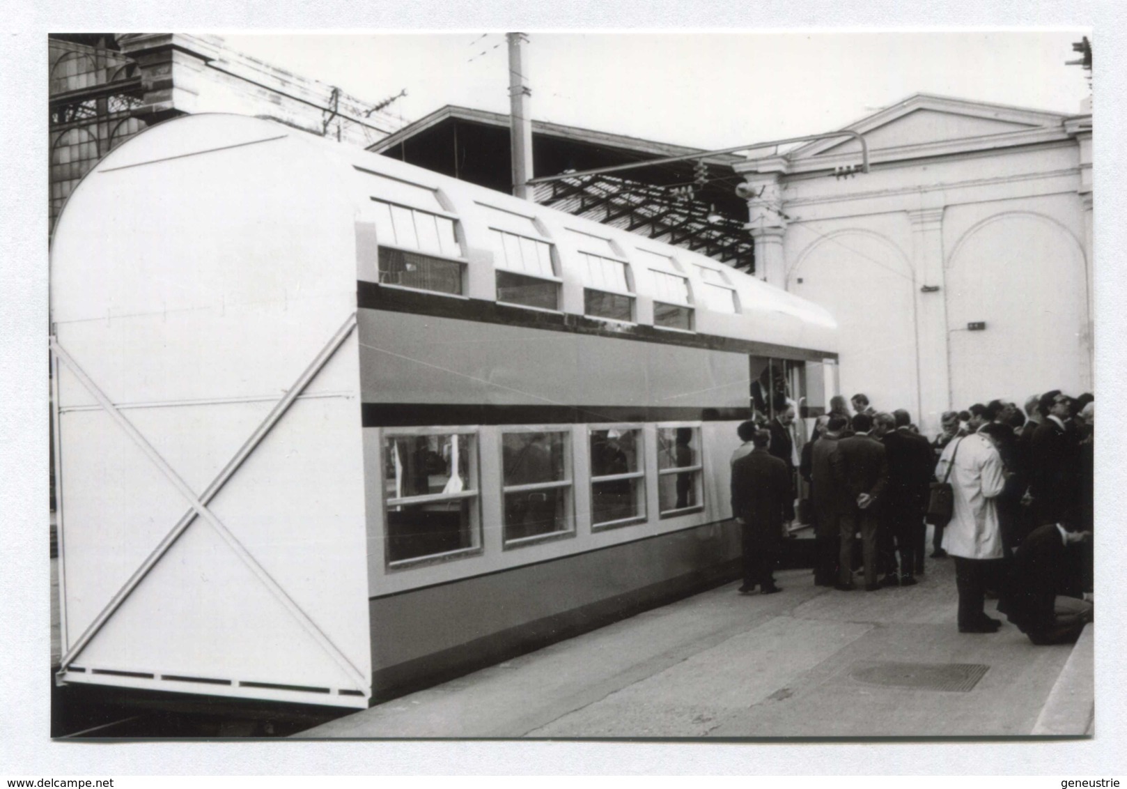 CPM Photo-carte Train SNCF "Inauguration D'une Maquette "Demi Voiture VB2N" En Gare De Paris Nord - Mars 1972" - Trains