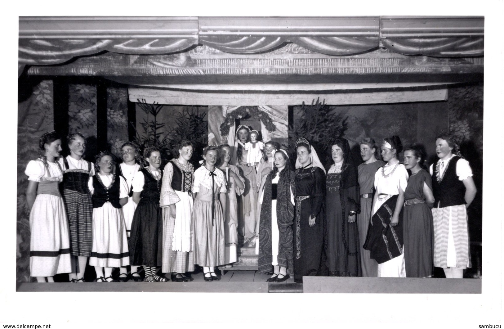 AK - Brauchtumsgruppe, Theatergruppe, Kirchenchor ? Frauen Auf Bühne - Ca 1930-40 - Leider Unbekannt - Fotografie