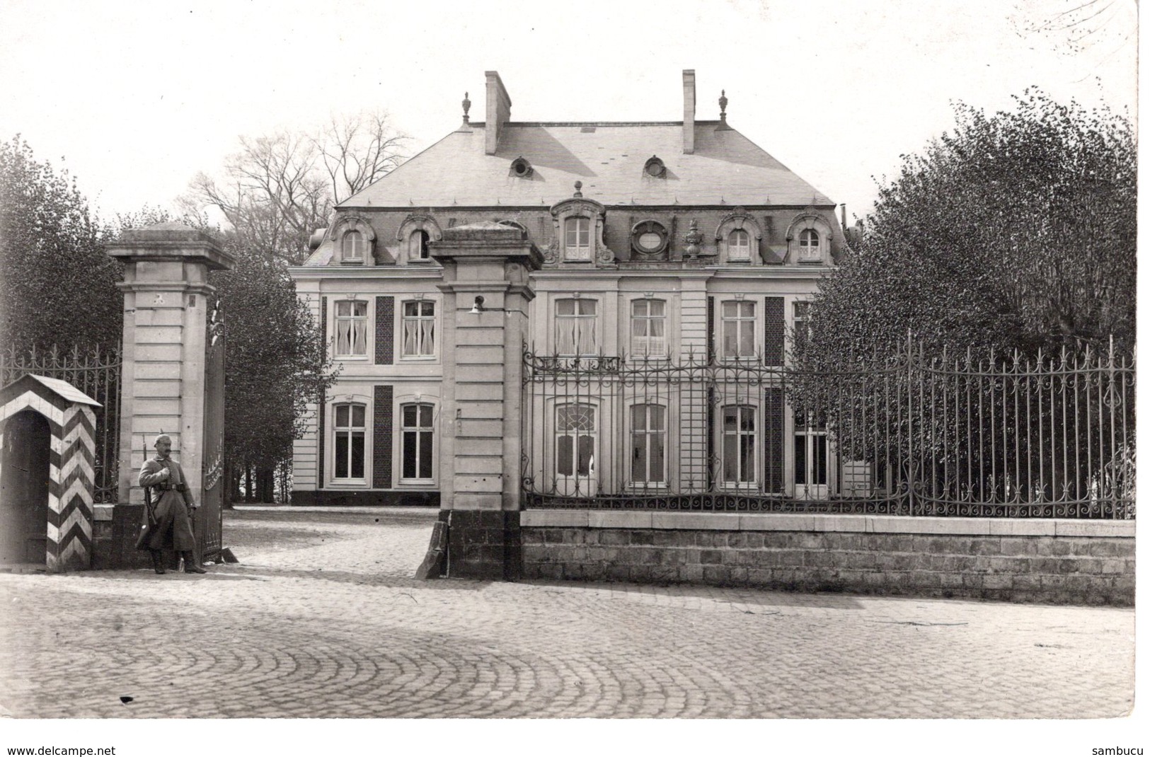 Kaserne Oder Wichtiges Gebäude Mit Wachsoldat - Ca 193-40 Leider Unbekannt - Fotografie