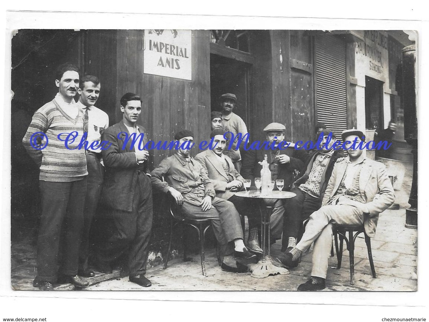 CAFE A COTE DU CHAUDRONNIER PLOMBIER SIMONI ET DE L EPICERIE - PUBLICITE IMPERIAL ANIS - PEUT ETRE CORSE - CARTE PHOTO - Cafes