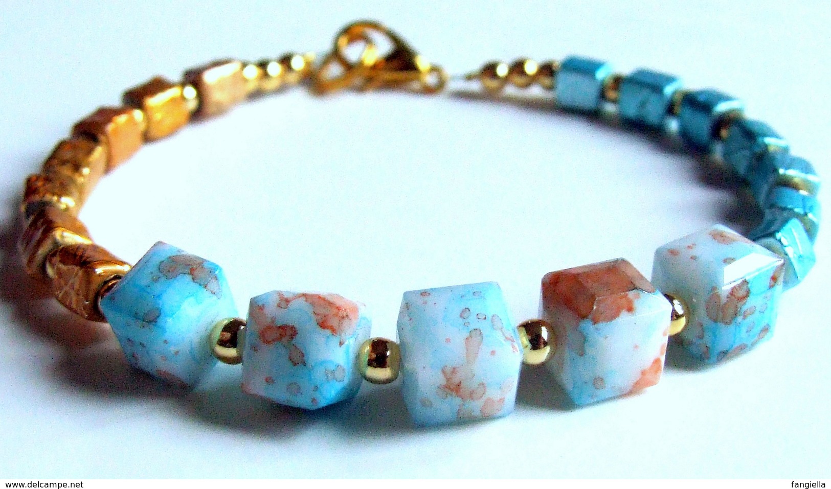 Bracelet Artisanal, Bracelet Verre, Bijou De Créateur, Perles Cubes, Cubes Facettés, Bleu Doré, Achat Solidaire - Bracelets