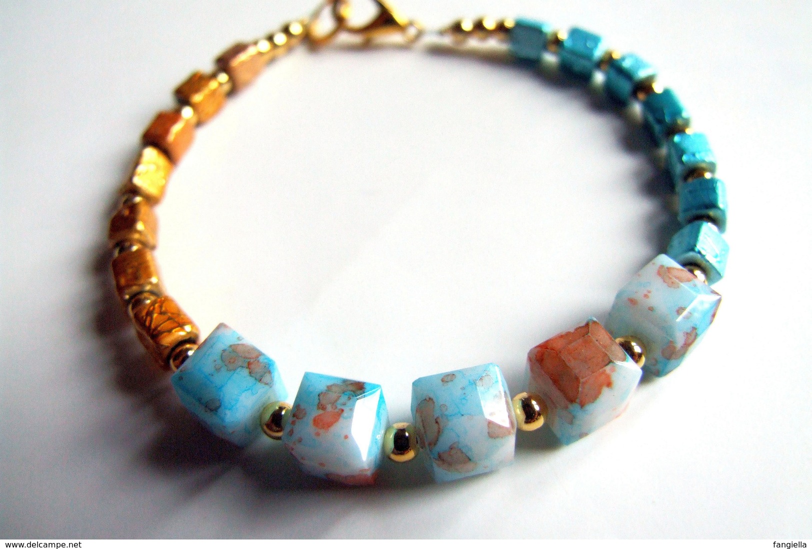 Bracelet Artisanal, Bracelet Verre, Bijou De Créateur, Perles Cubes, Cubes Facettés, Bleu Doré, Achat Solidaire - Bracelets