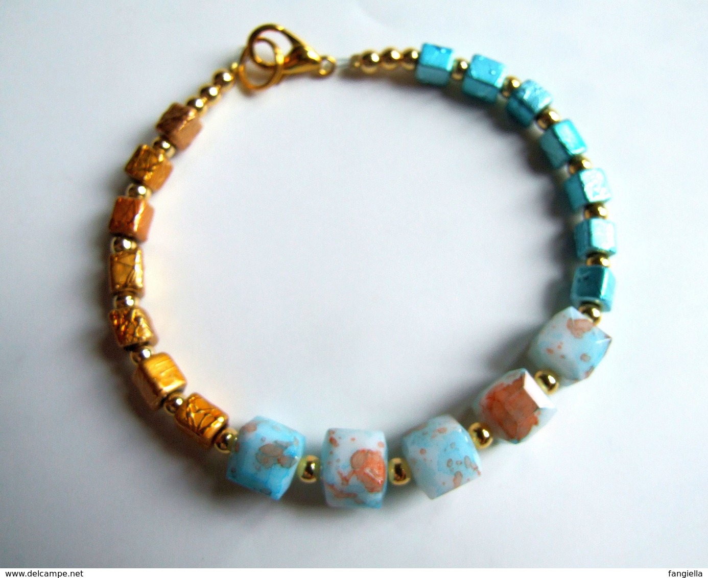 Bracelet artisanal, bracelet verre, bijou de créateur, perles cubes, cubes facettés, bleu doré, achat solidaire